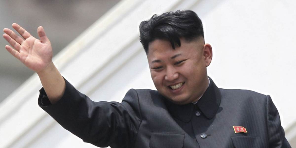 Usmiaty Kim sa objavil na verejnosti, pri chôdzi si pomáhal paličkou
