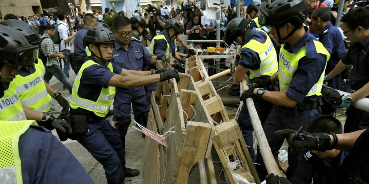 Polícia v Hongkongu pokračovala v odstraňovaní barikád demonštrantov