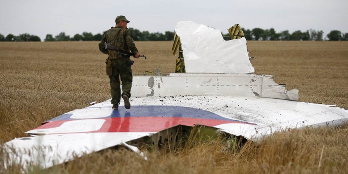 Ukrajinci zhromažďujú osobný majetok obetí malajzijského letu MH17