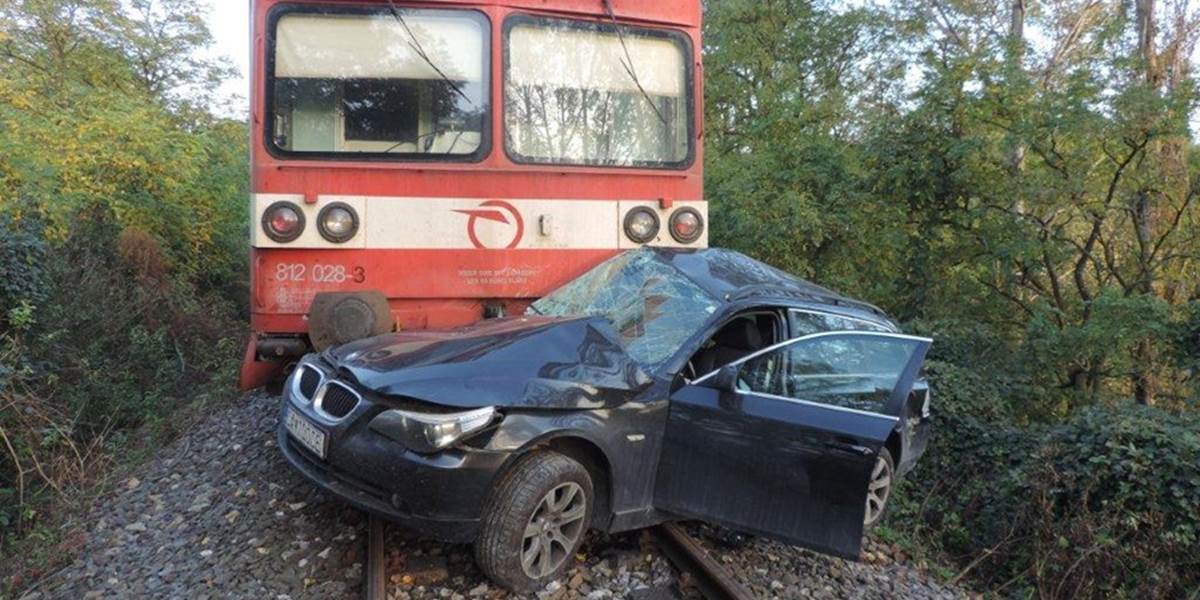 Zrážka vlaku a BMW pri Leviciach: Talian nehodu neprežil