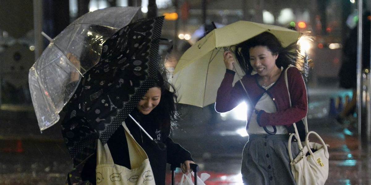 Tajfún Vongfong je už mimo Japonska; usmrtil 2 ľudí a zranil ďalších takmer 100