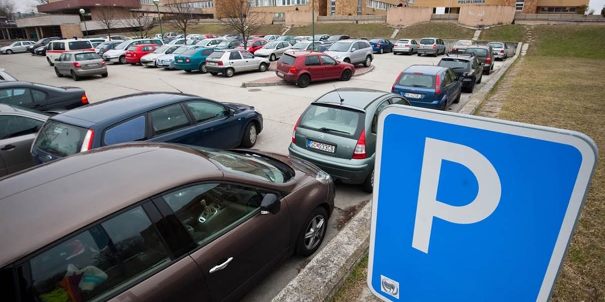 Aktivisti žiadajú UNB, aby zrušila platené parkovanie