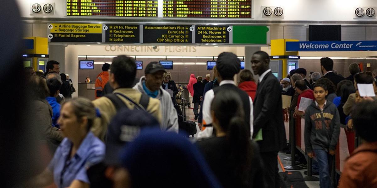 Británia začala testovať na ebolu leteckých pasažierov