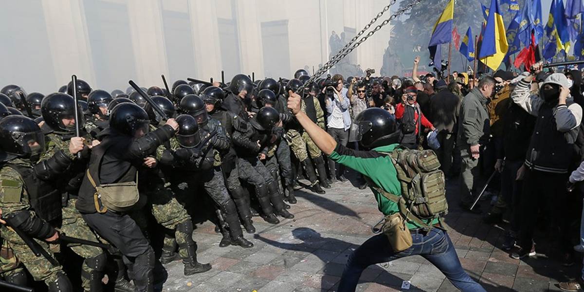 Pred budovou parlamentu v Kyjeve došlo k nepokojom, lietali dymovnice a kamene