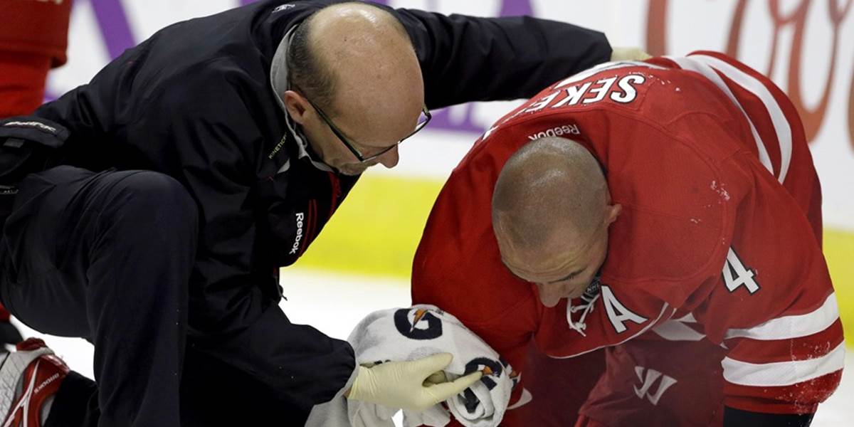 NHL: Sekera sa zranil, keď tvrdo narazil na mantinel