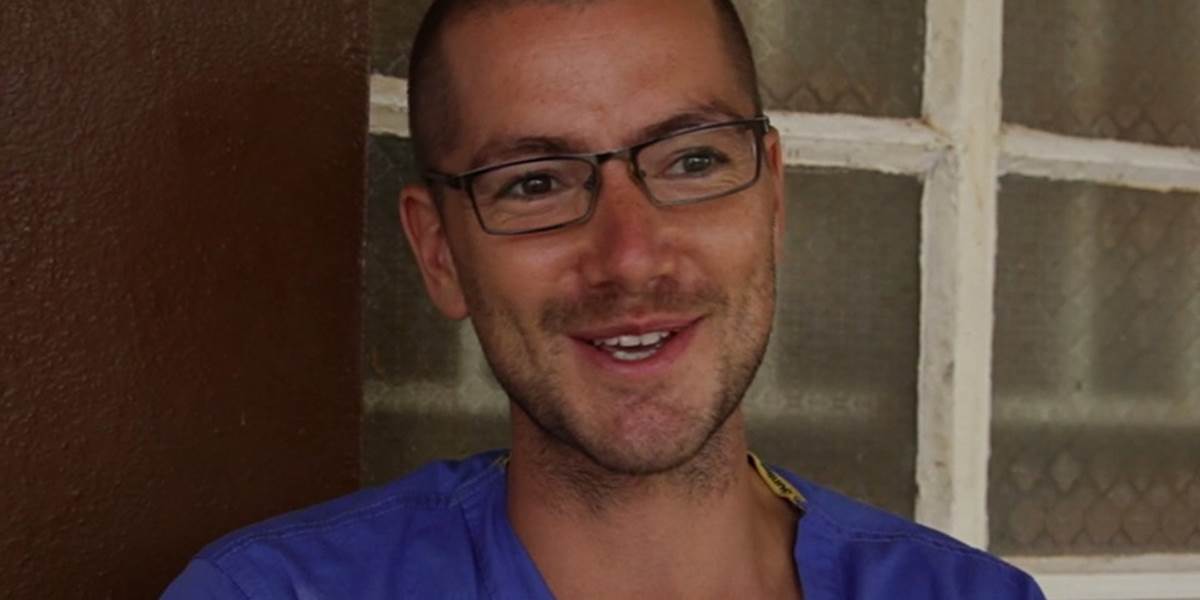 Britský ošetrovateľ vyliečený z eboly sa chce vrátiť do západnej Afriky