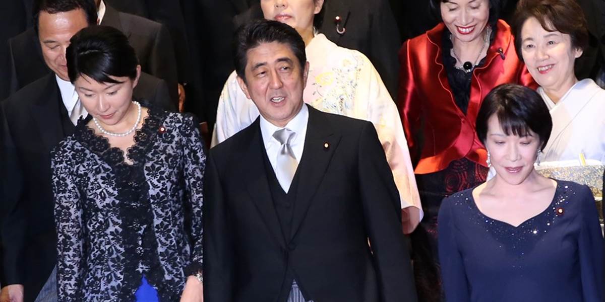 Stovka japonských poslancov navštívila spornú svätyňu, premiér poslal dar