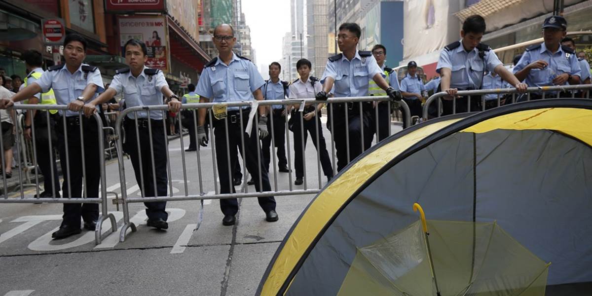 Polícia odstránila barikády v husto obývanej štvrti Mong Kok
