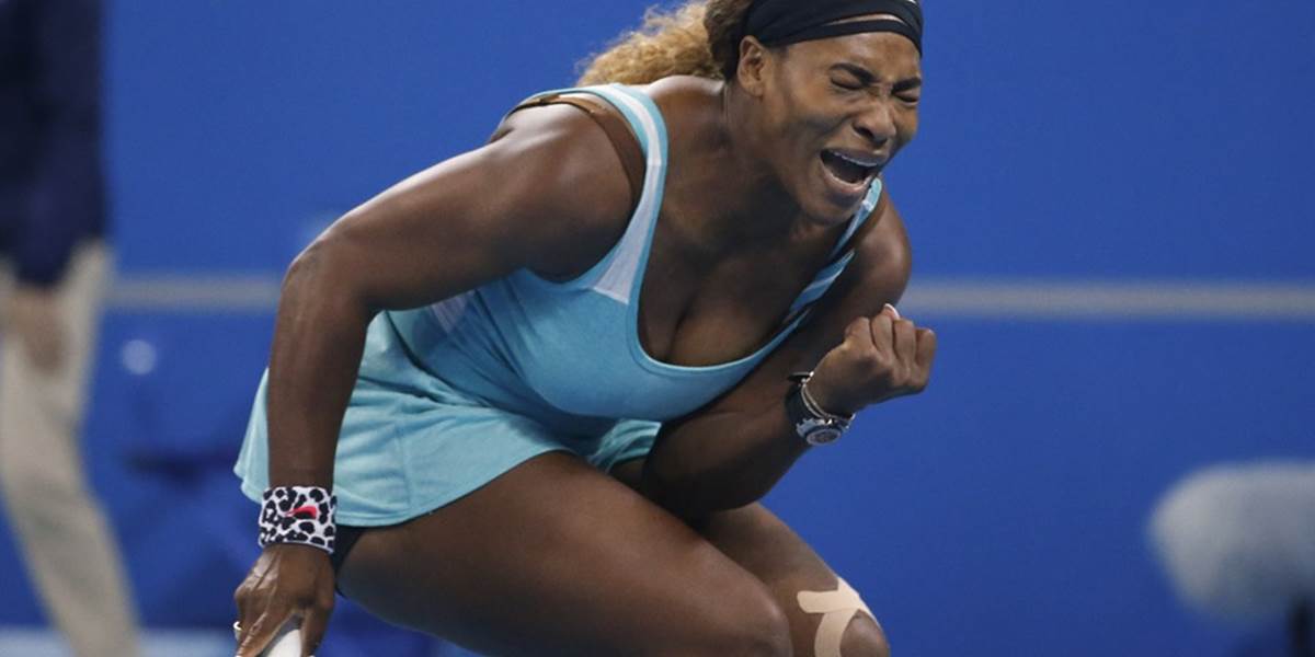 Serena pred útokom na hetrik prekvapená stavom kolena