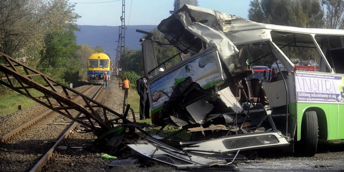 Sedemnásť ľudí sa zranilo pri zrážke vlaku s autobusom v Tatabányi