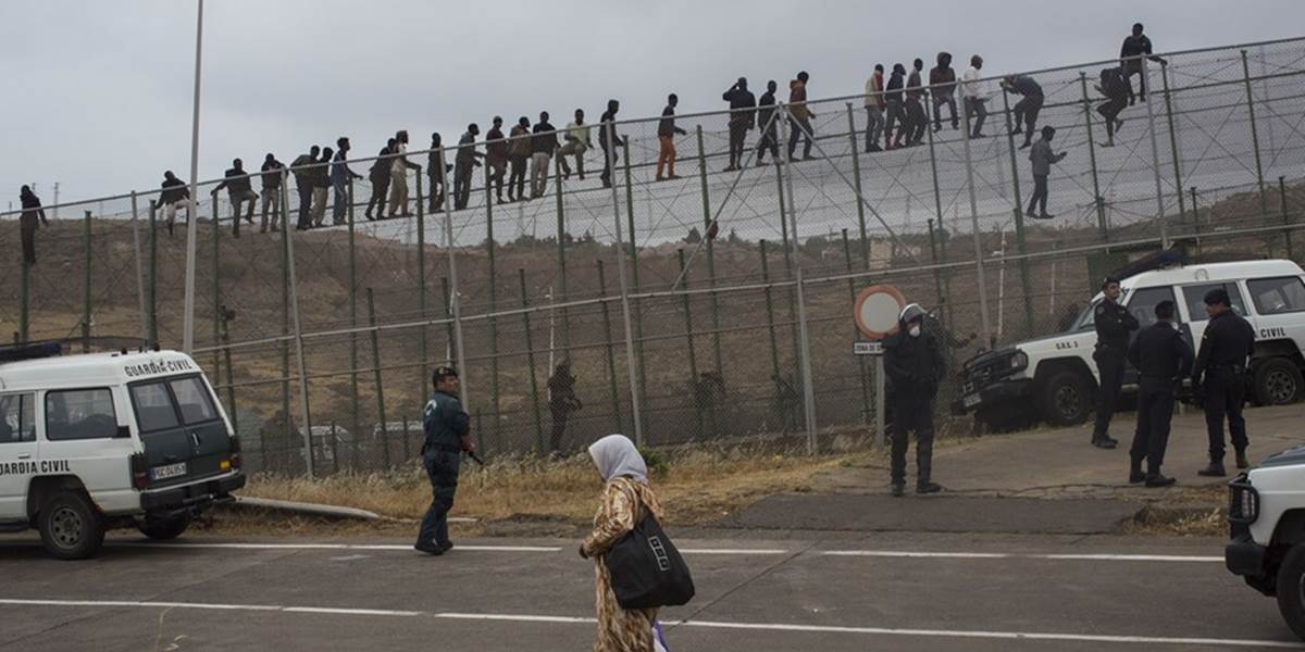 Do španielskej enklávy Melilla sa pokúsili preniknúť stovky migrantov