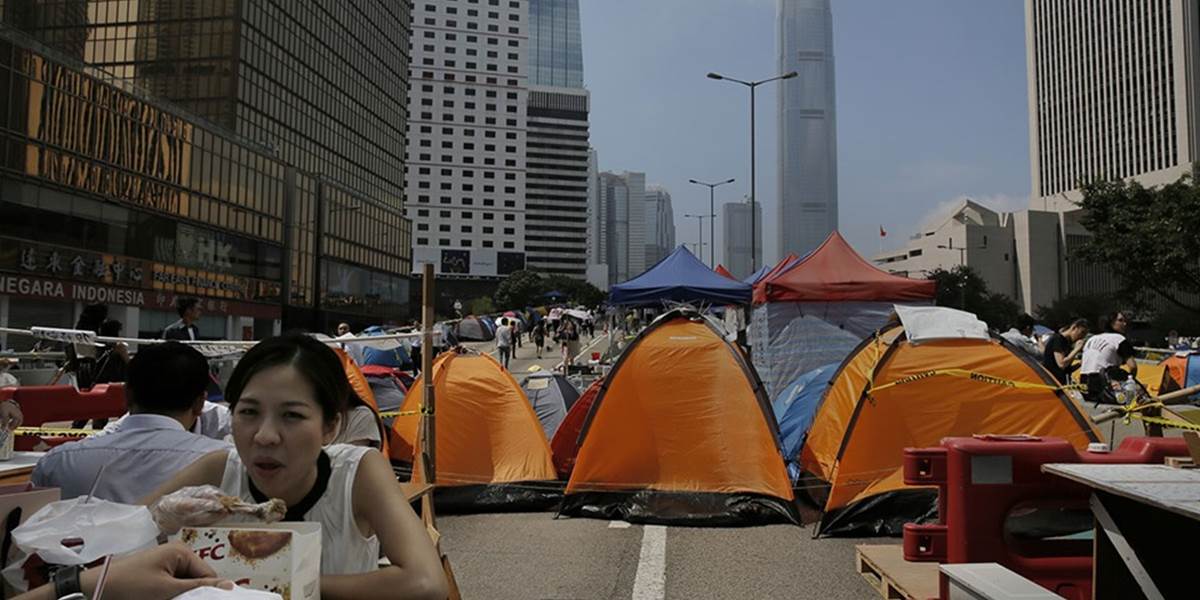 Hongkonský súd nariadil protestujúcim, aby už dnes večer opustili ulice