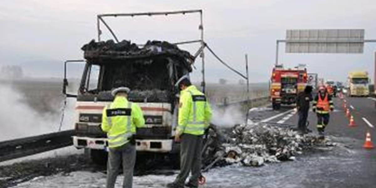 FOTO Na diaľnici D1 zhorel nákladný automobil, vodič sa nadýchal splodín