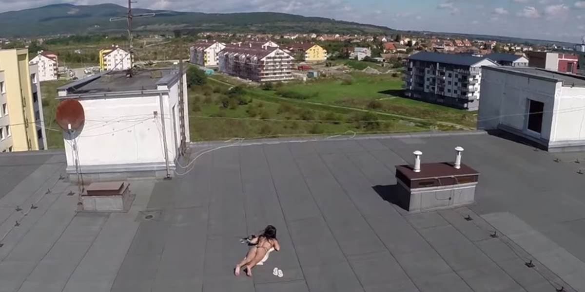 VIDEO Mladík zachytil s helikoptérou na streche sa opaľujúce polonahé dievča
