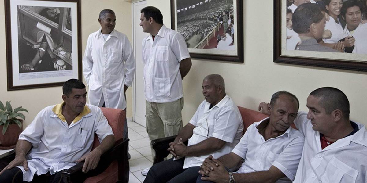 Do západnej Afriky pricestovali dve skupiny kubánskych lekárov a zdravotníkov