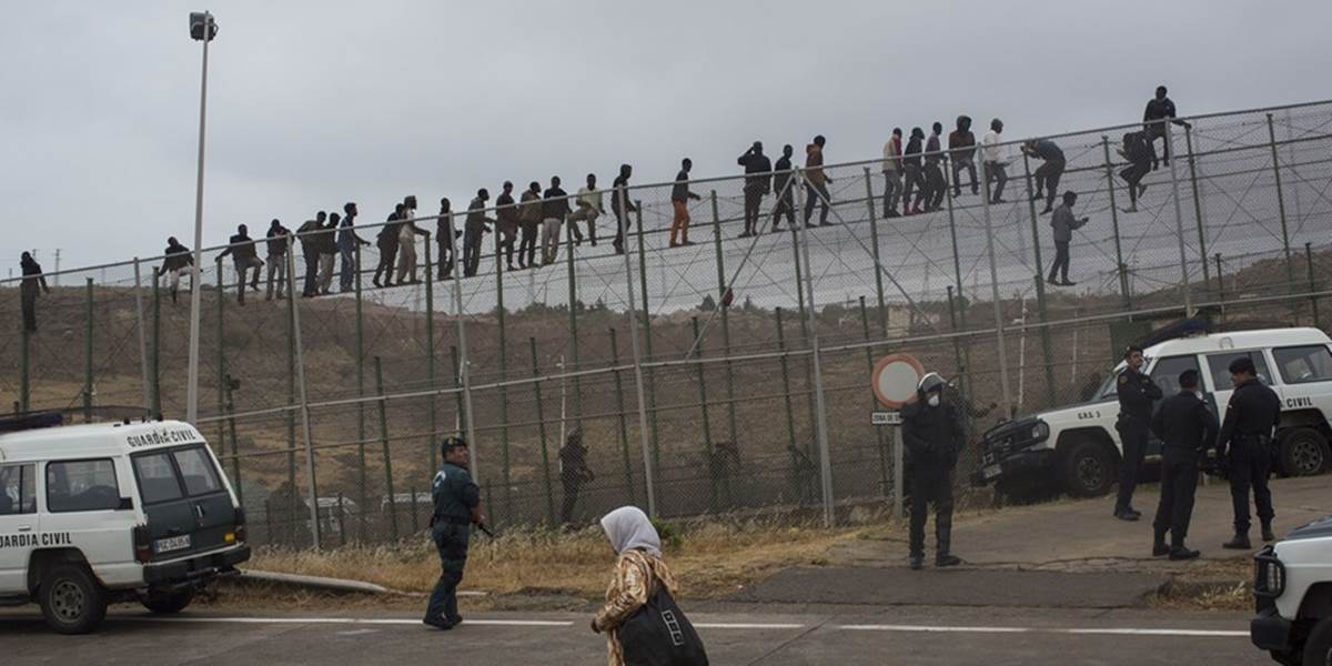 Pri pokuse prekonať oplotenie medzi Marokom a Melillou sa zranilo 9 migrantov