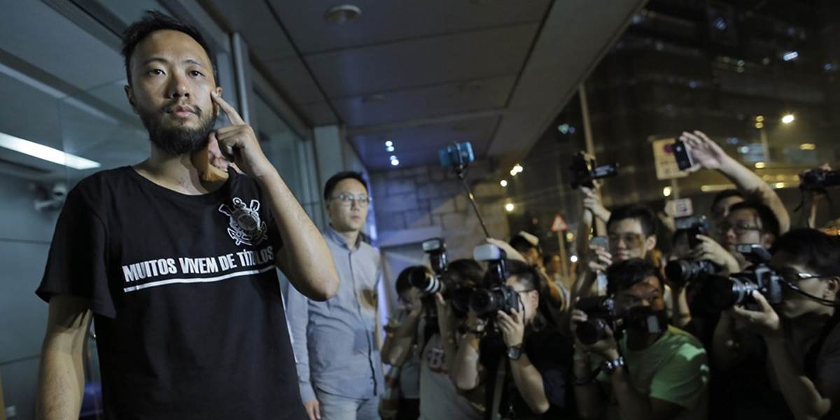 Polícia zatkla od stredy osem demonštrantov v Hongkongu