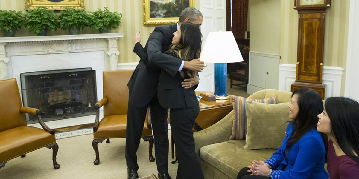 Obama vyobjímal zdravotnú sestru z Dallasu, ktorá prežila ebolu