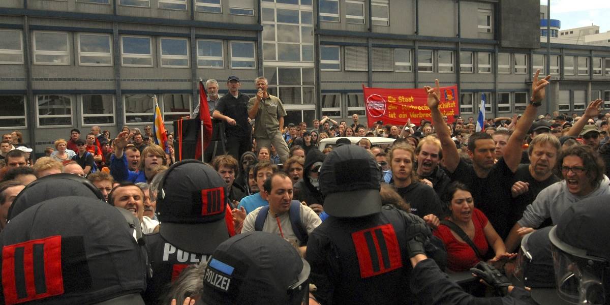 Proti pravicovému extrémizmu demonštrovalo v Nemecku viac ako 1000 ľudí
