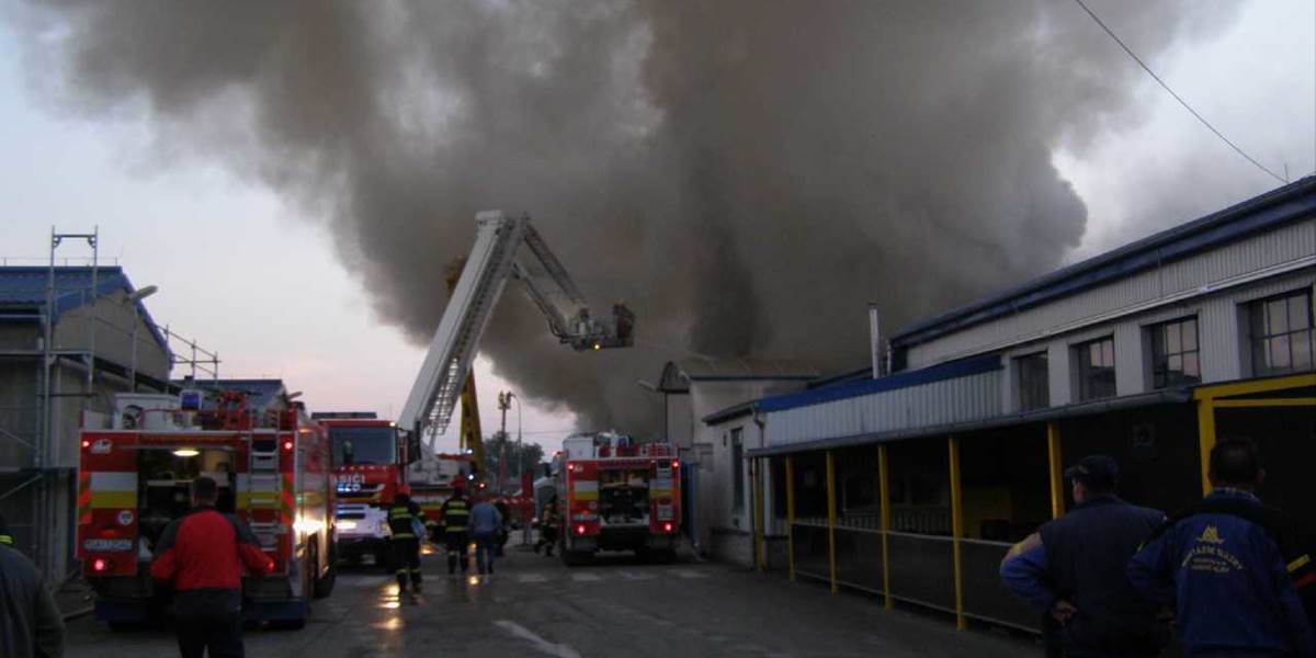 VIDEO Obrovský požiar v Galante: Požiar lakovne hasiči zlikvidovali až dnes ráno