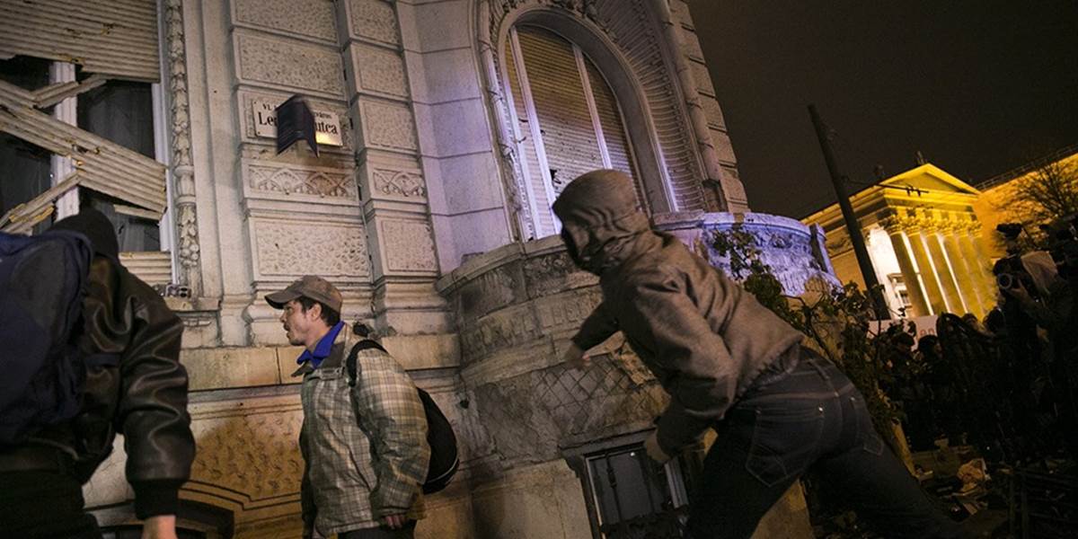 Pri sídle Fideszu zasiahla proti demonštrantom polícia