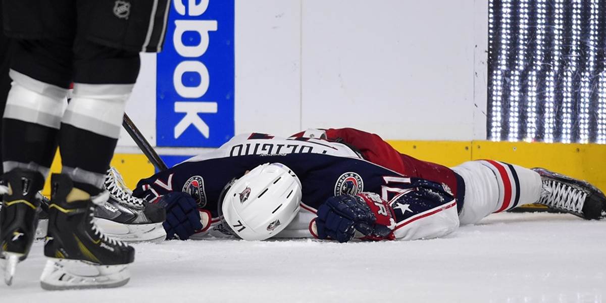 NHL: Foligna po kolízii s rozhodcom vyniesli z ľadu na nosidlách
