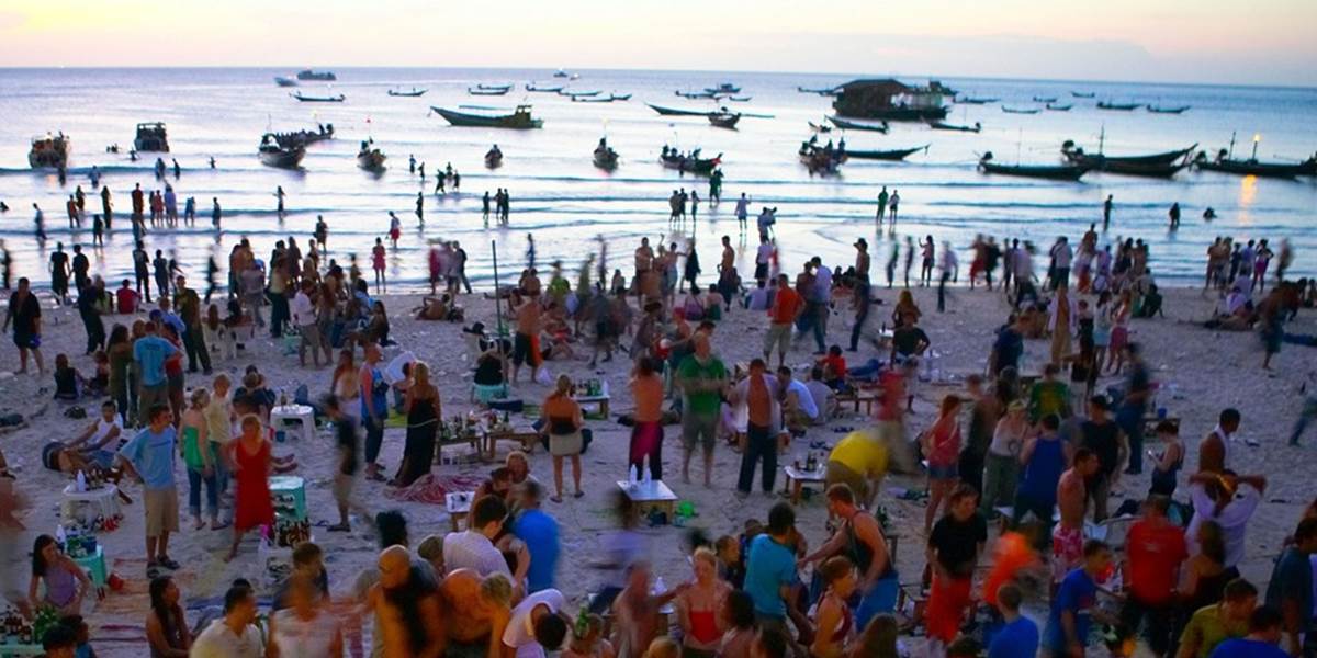 Thajsko zakázalo na niektorých ostrovoch plážové večierky