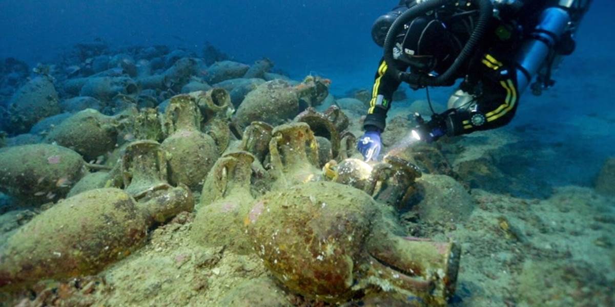 Pri pobreží Liparských ostrovov skúmajú vrak starobylej lode