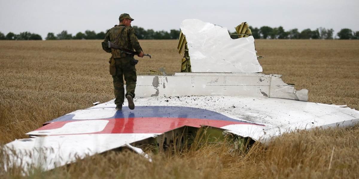 Vyšetrovatelia pádu MH17 nevylučujú zostrelenie zo vzduchu