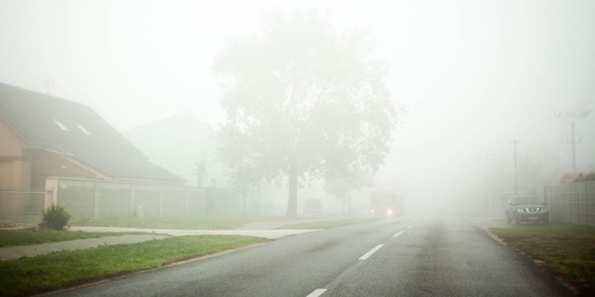 SHMÚ varuje pred hmlou: Na cestách si treba dávať pozor