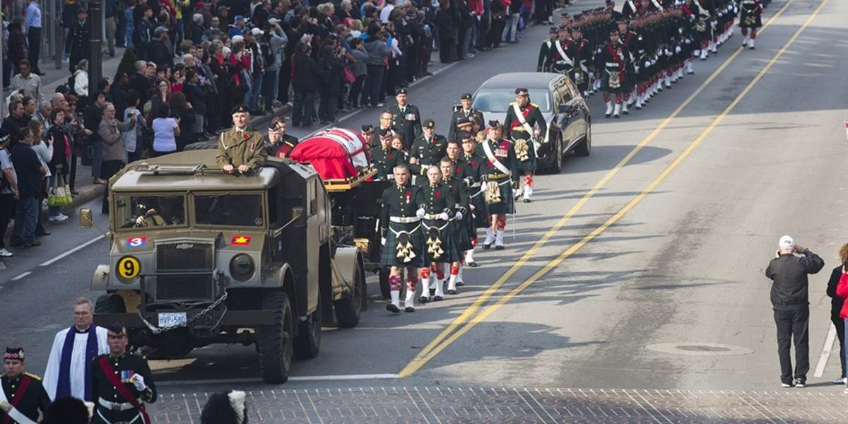 Na pohreb zastreleného vojaka v Kanade prišli tisícky smútiacich