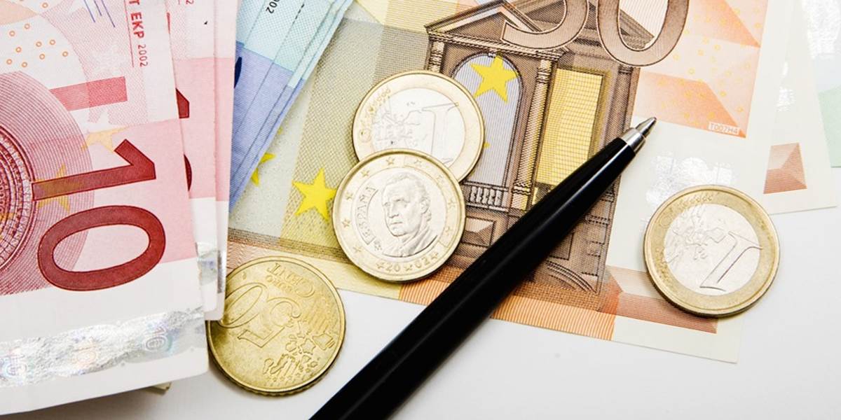 Kurz eura stagnuje a zostáva na úrovni okolo 1,2745 USD/EUR