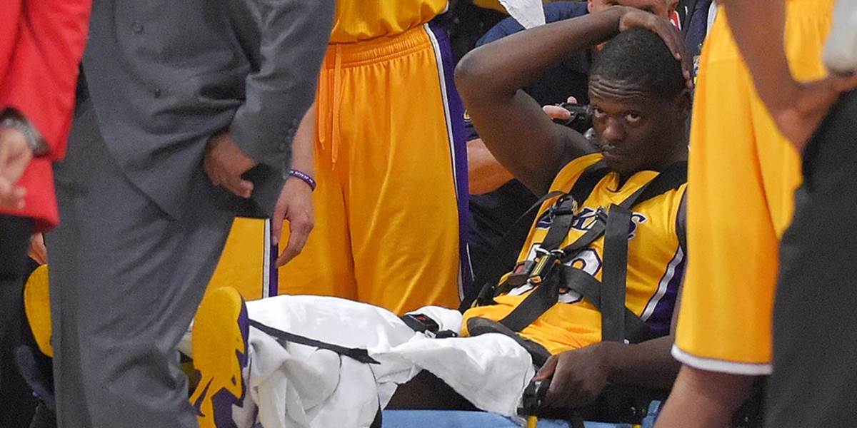 NBA: Nováčik Lakers Randle si v prvom zápase zlomil nohu