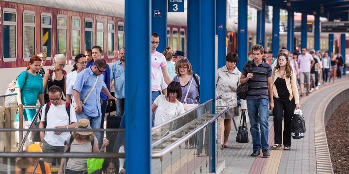 Záujem ľudí o cestovanie vlakmi a autobusmi na Dušičky prudko rastie