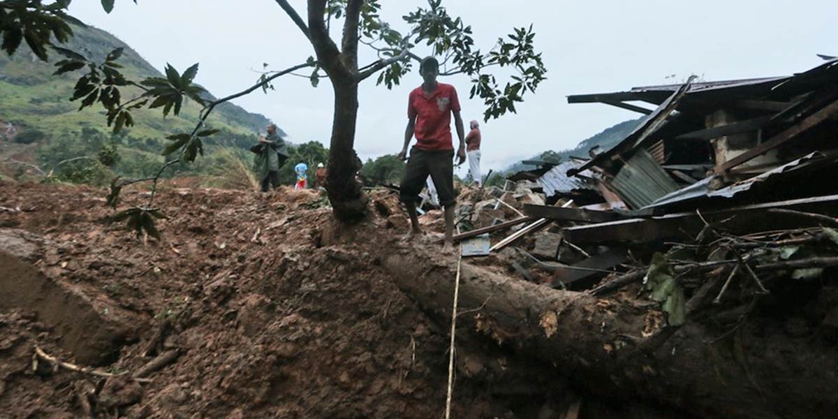 Po zosuvoch pôdy na Srí Lanke stále pátrajú po najmenej 150 nezvestných