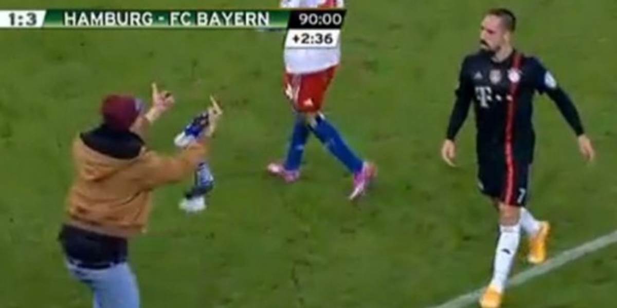 VIDEO Na Riberyho v Hamburgu zaútočil fanúšik, dostal šálom po hlave!