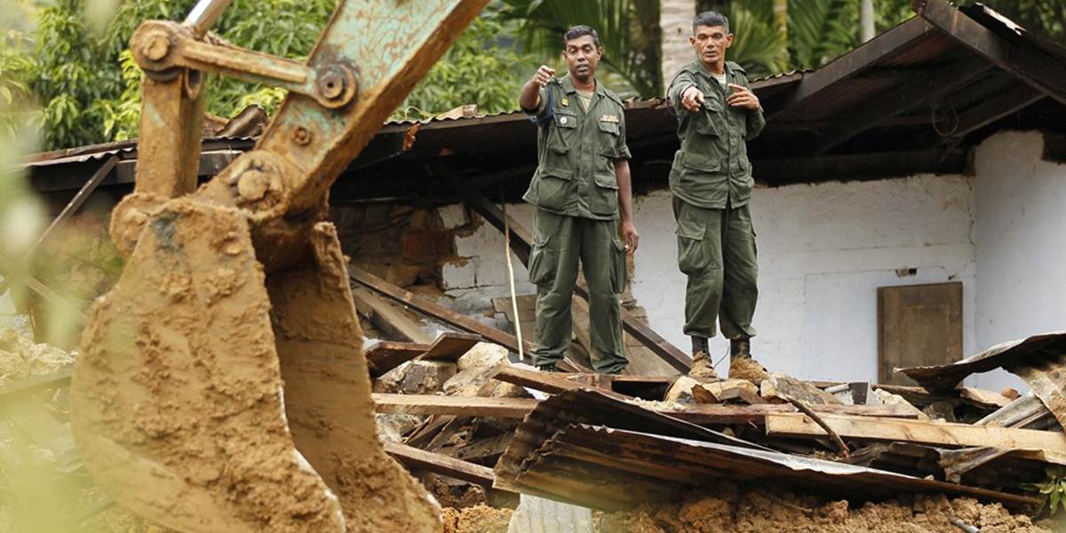Na Srí Lanke hrozia ďalšie zosuvy, stále pátrajú po obetiach