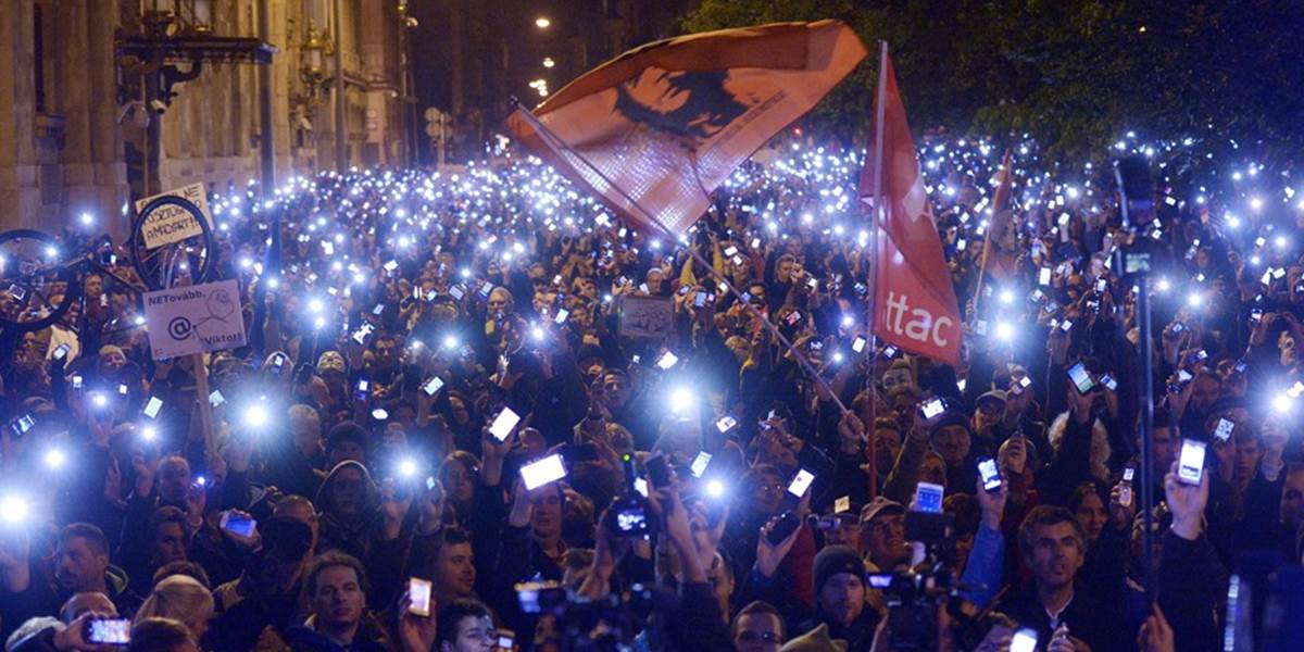 Demonštranti proti zdaneniu internetu slávia víťazstvo nad Orbánom