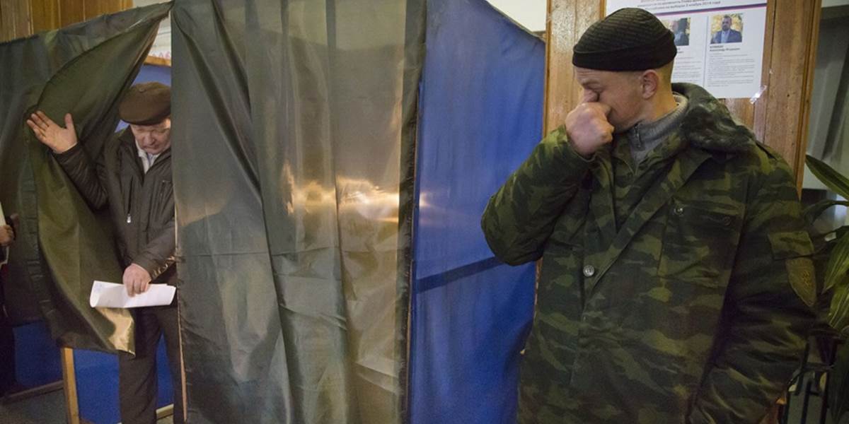 Povstalci na východe Ukrajiny volia zástupcov v hlasovaní odmietanom Západom