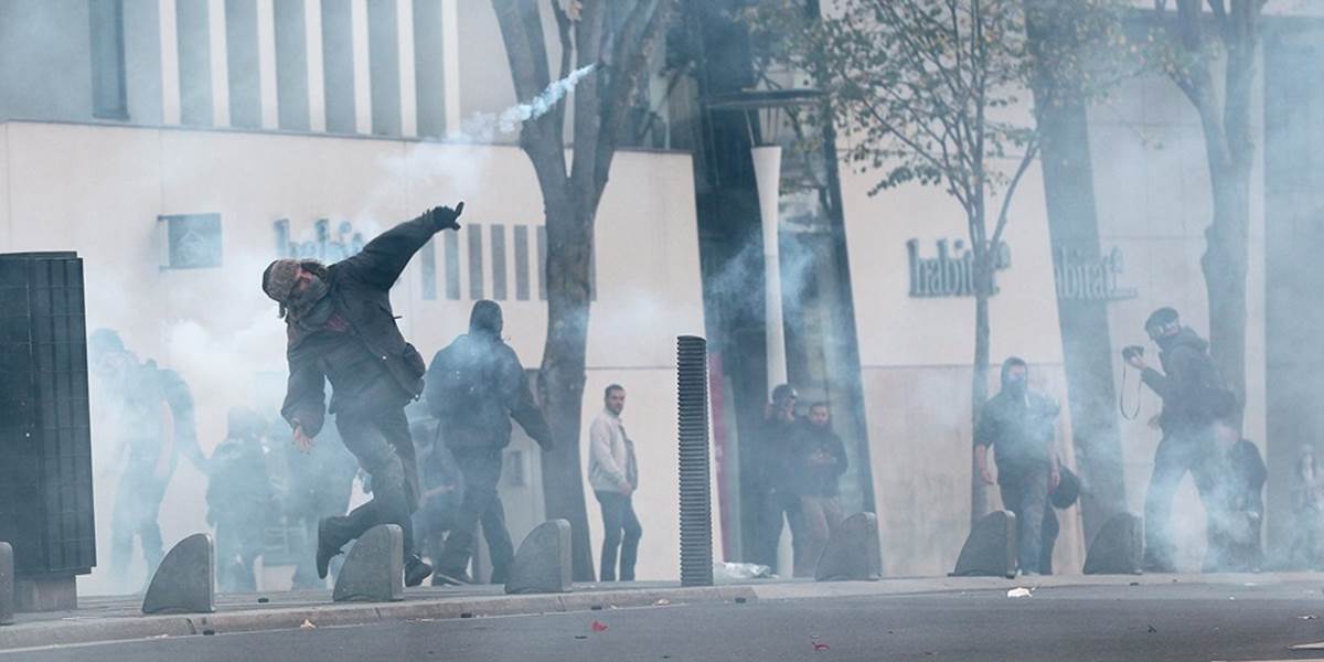 Strety medzi políciou a demonštrantmi si vyžiadali 7 zranených