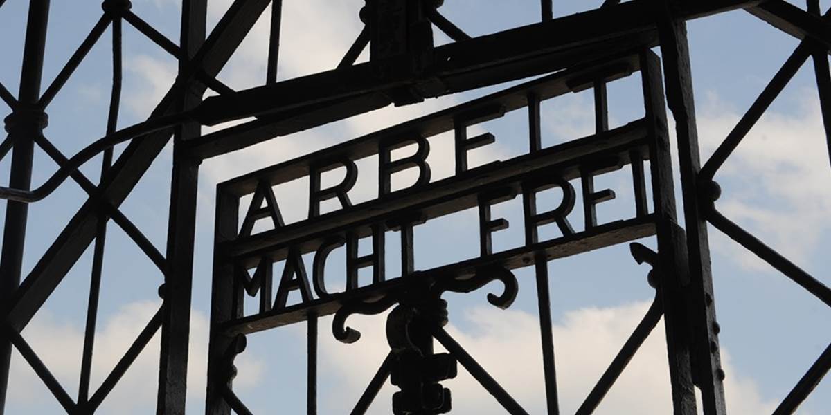 Z bývalého koncentračného tábora Dachau ukradli časť brány
