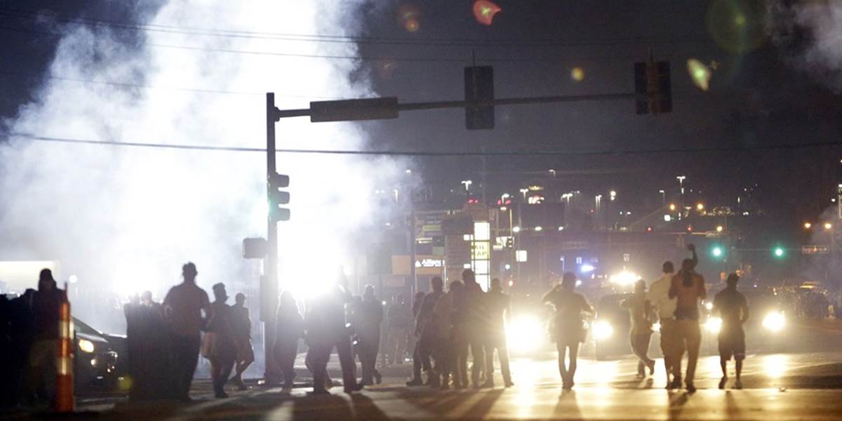 Vzdušný priestor nad Fergusonom obmedzili kvôli médiám, tvrdí AP