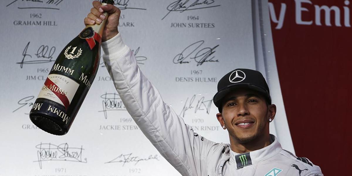 F1: Hamilton vyhral desiate podujatie v sezóne, ale titul ešte istý nemá