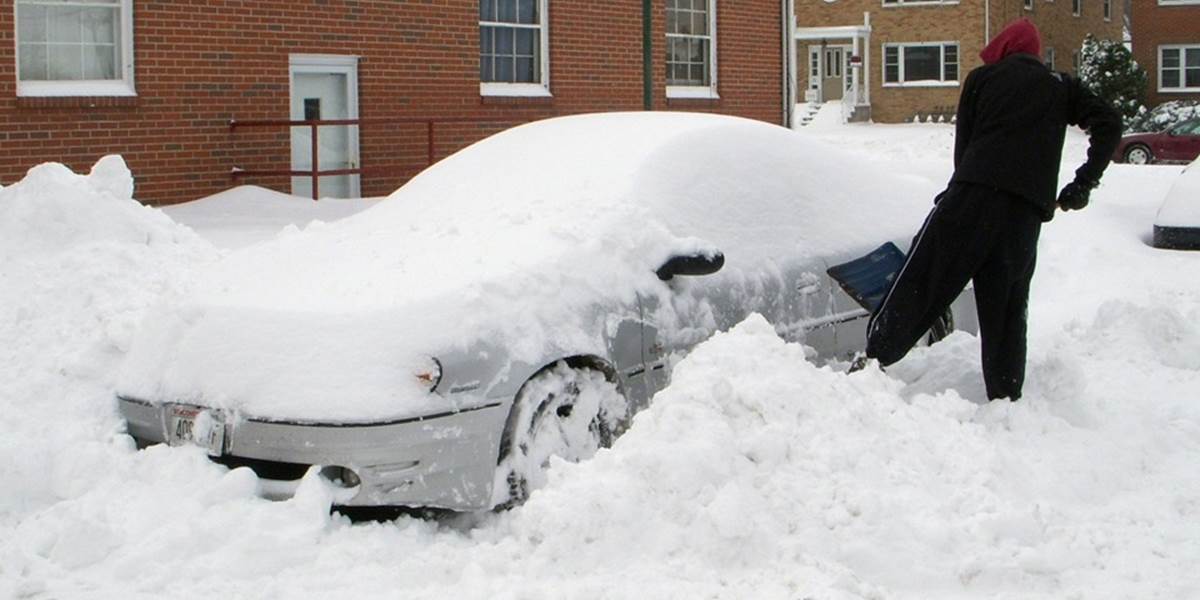 Kanadu zasiahla prvá snehová búrka: Hlásia výpadky elektriny a uzavreté školy!