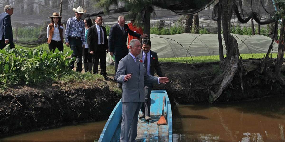 Princ Charles navštívil v metropole Mexika plávajúce záhrady v Xochimilco