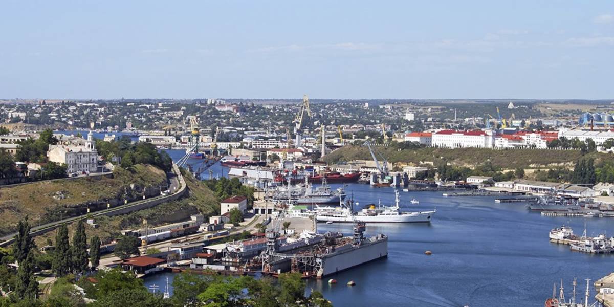 Na ruskom stíhačovi ponoriek v Sevastopole vypukol požiar