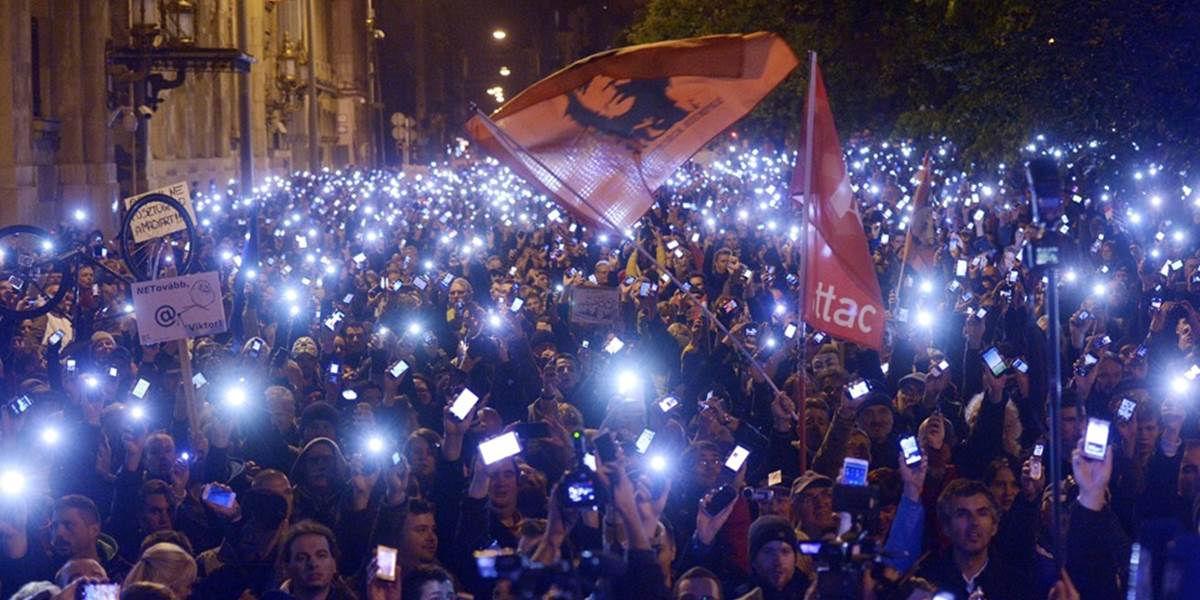 Demonštrujúci proti dani z internetu v Maďarsku sú stále v pohotovosti