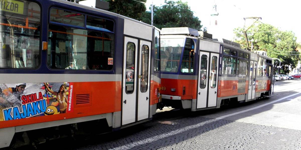 Na zastávke v Bratislave sa zrazili električky, pravdepodobnou príčinou bol šmyk
