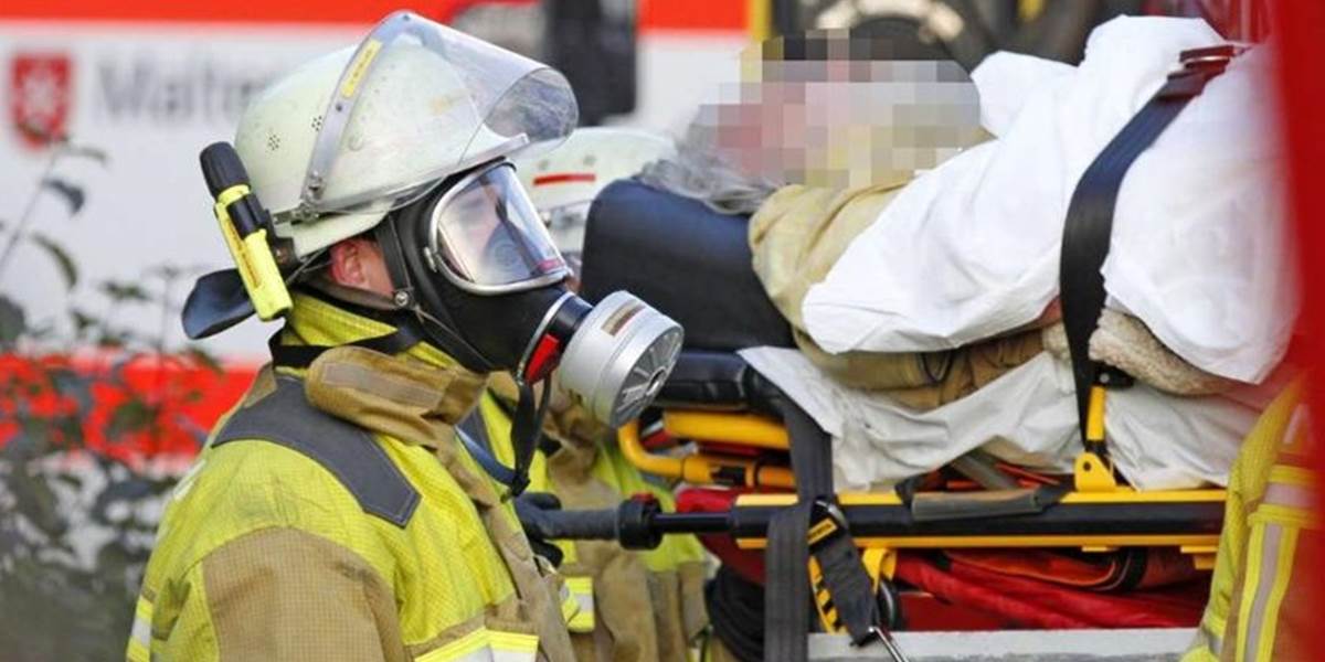 Záchrana obézneho muža: Páchol tak, že hasiči museli mať plynové masky!