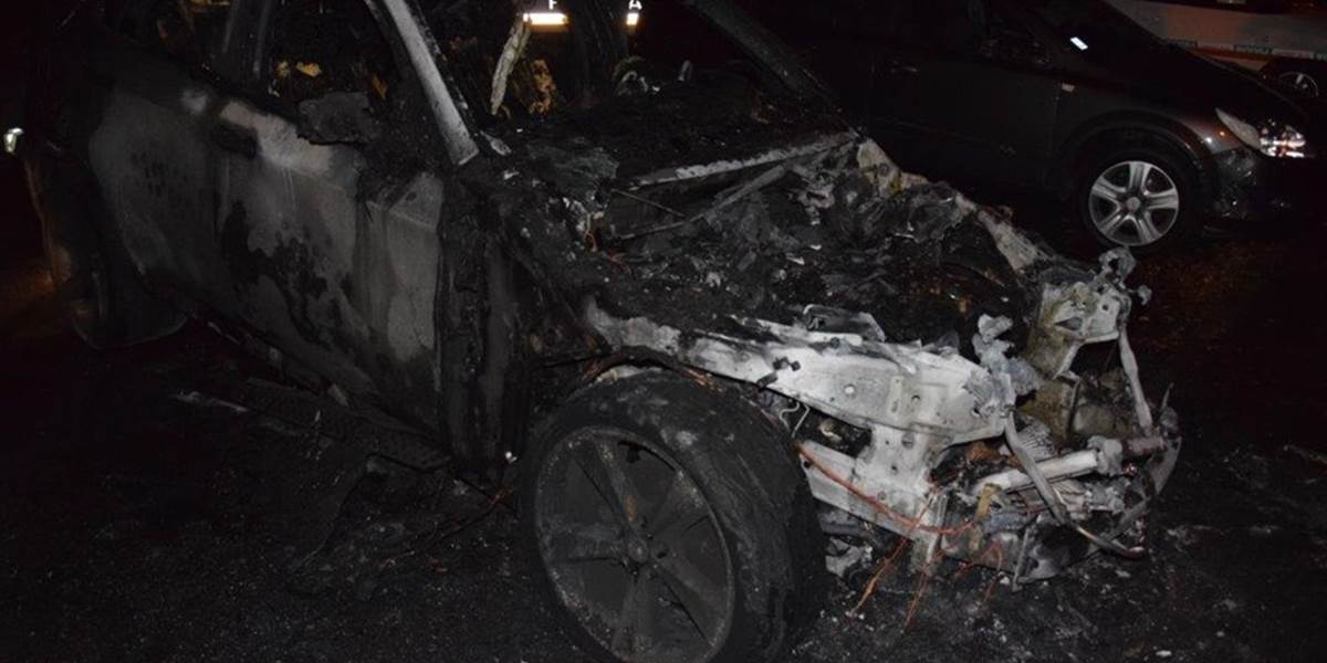 Podpaľač zničil štyri a poškodil ďalších deväť motorových vozidiel